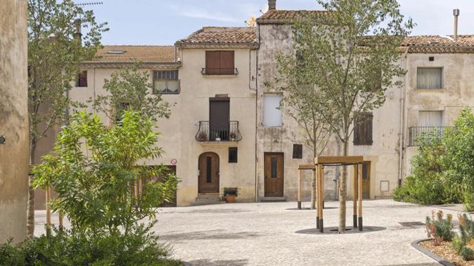 5.Catégorie « maîtres d’ouvrage publics et bailleurs sociaux, espaces publics à petite échelle », médaille d’or pour Montblanc (34), Centre-bourg, place de l’Église. @P. Fayolle